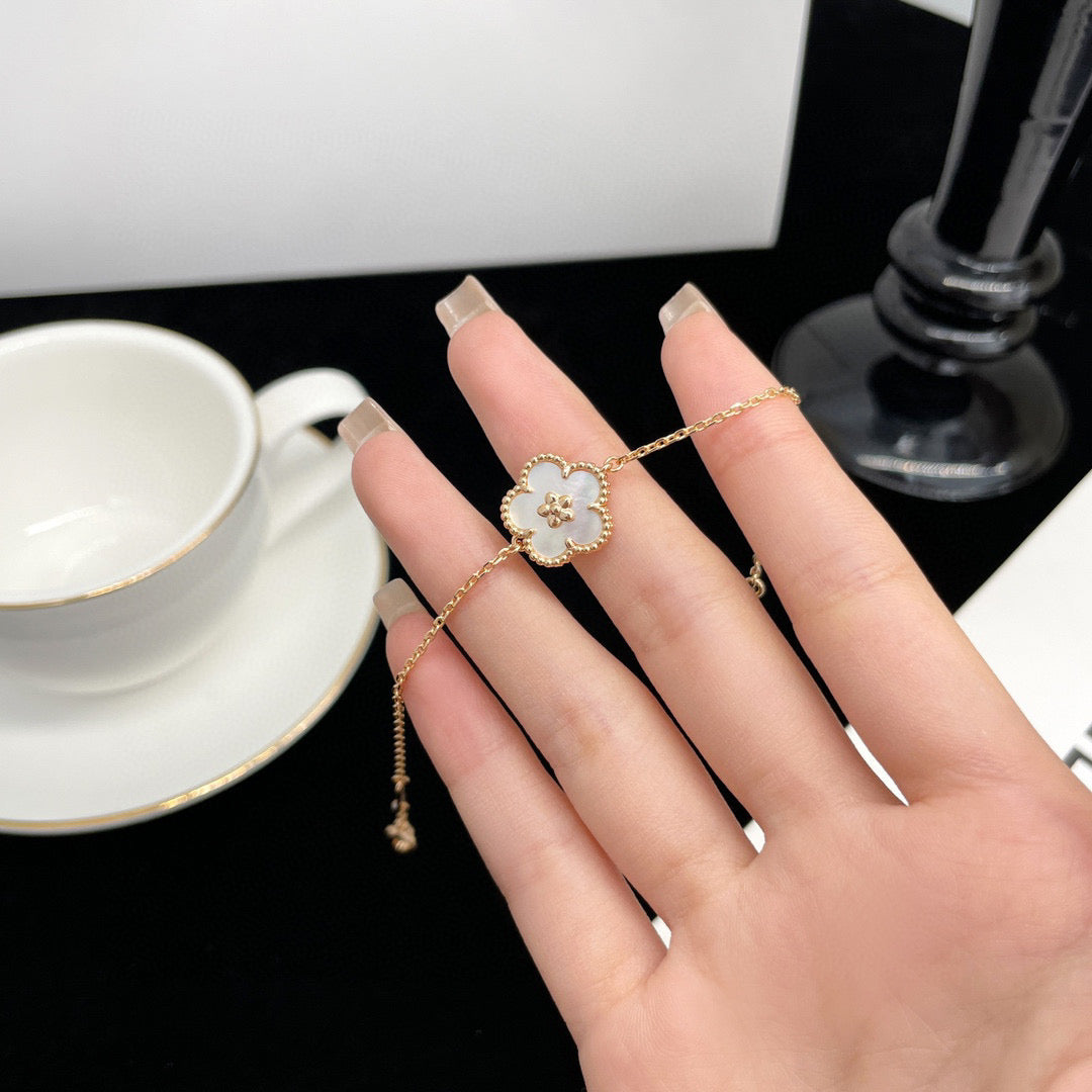 [Regal Gem]LUCKY WHITE MOP PLUM BLOSSOM  BRACELET